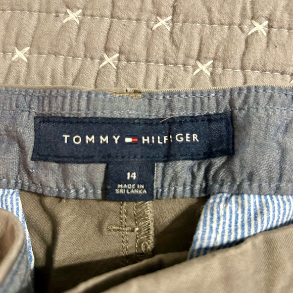 Tommy Hilfiger Women’s Khaki Gray Flat Front Shorts - Picture 4 of 6